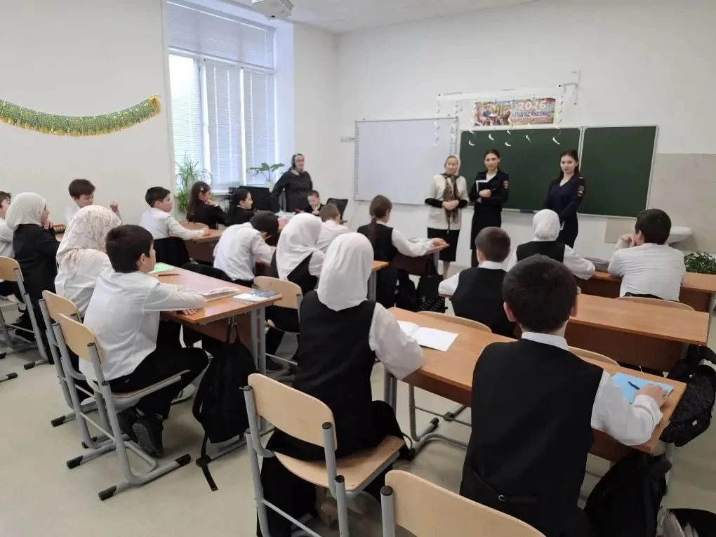 📌 Вчера инспекторы ПДН Аскерханова Д.С. и Абдулкадирова М.С. провели важную профилактическую беседу 