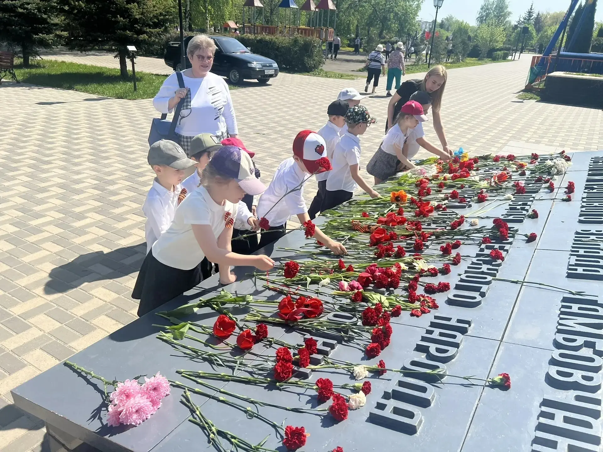 В преддверии Дня Победы воспитанники наукограда "Россияне" вместе с воспитателями посетили памятник 