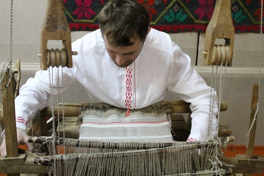 Мы привыкли думать, что для сотворения красоты нужны тонны ресурсов, техника и идеальные условия. Но