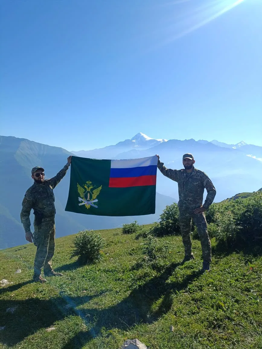 На вершине Столовой горы судебные приставы Ингушетии водрузили флаг России.