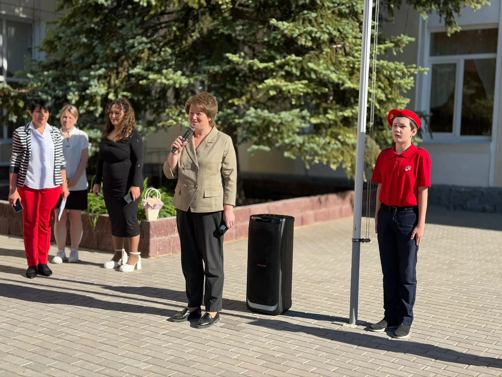 🇷🇺 Новая учебная неделя в Центре образования №35 традиционно началась с торжественной линейки: подня