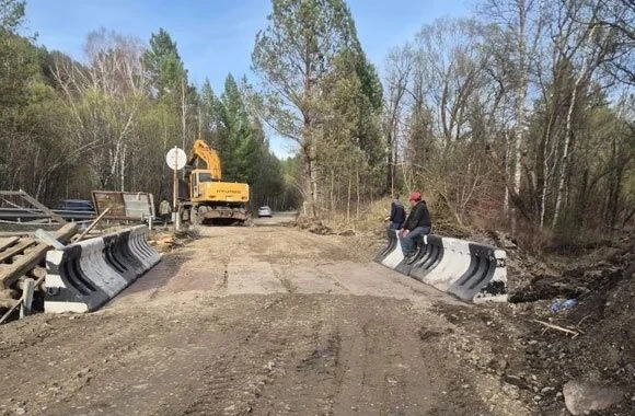 НА МЕСТЕ ОБРУШИВШЕГОСЯ МОСТА В ХАКАСИИ ГОТОВА ВРЕМЕННАЯ ПЕРЕПРАВА Рабочие уже сделали основание и ул