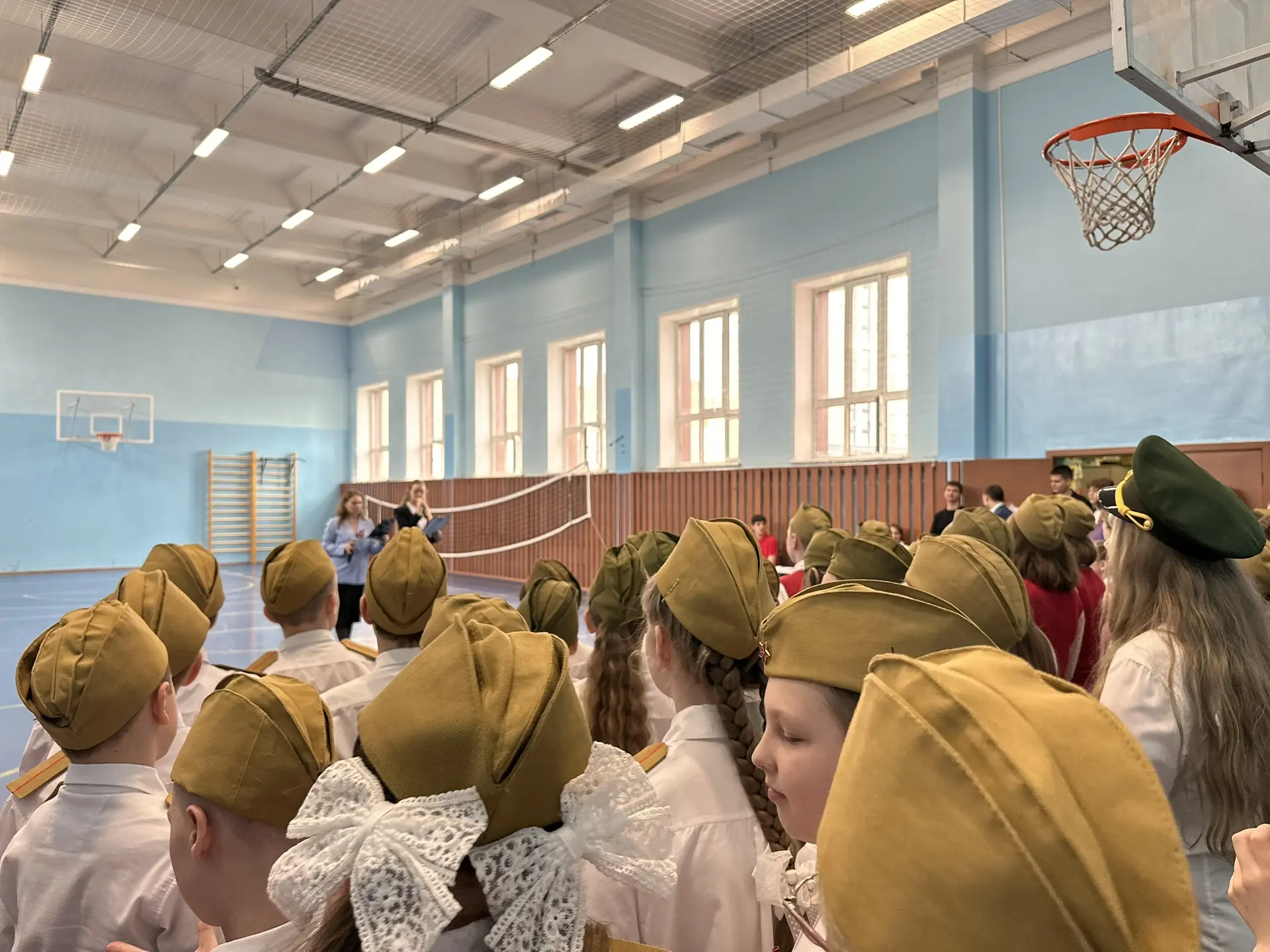 🎉 Сегодня в начальной школе «РОСТ» состоялся Смотр строя и песни!  Ученики 3‑х и 4‑х классов продемо