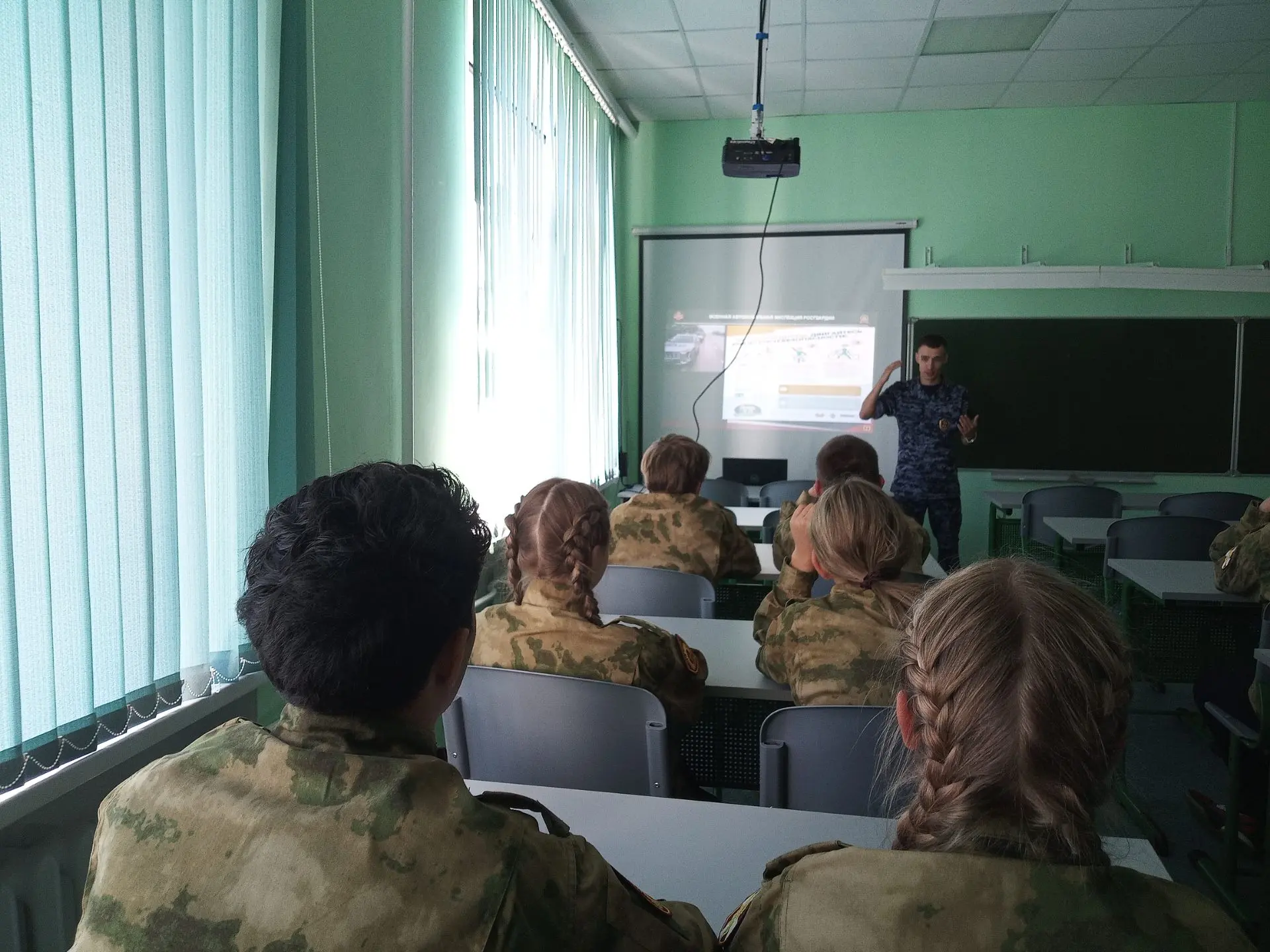 ‼️Сотрудник Росгвардии поговорил с ребятами о необходимости соблюдения правил дорожного...