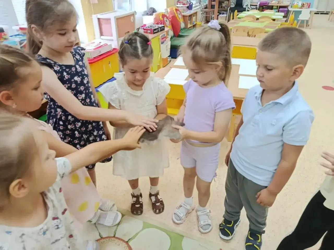 Здравствуй, город! 
В это утро детский сад  №58 гудел, как растревоженный улей. К нам прискакал севе