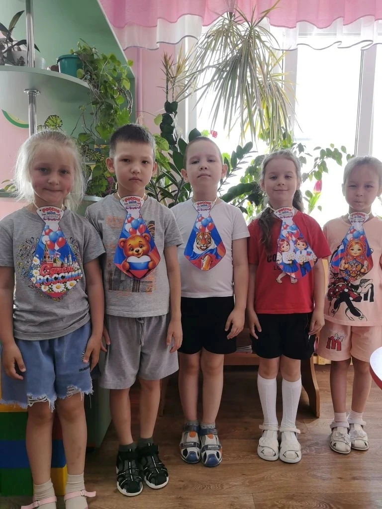 РОССИЯ, РОССИЯ, РОССИЯ
Нет края на свете красивей,
Нет Родины в мире светлей!
Россия, Россия, Россия