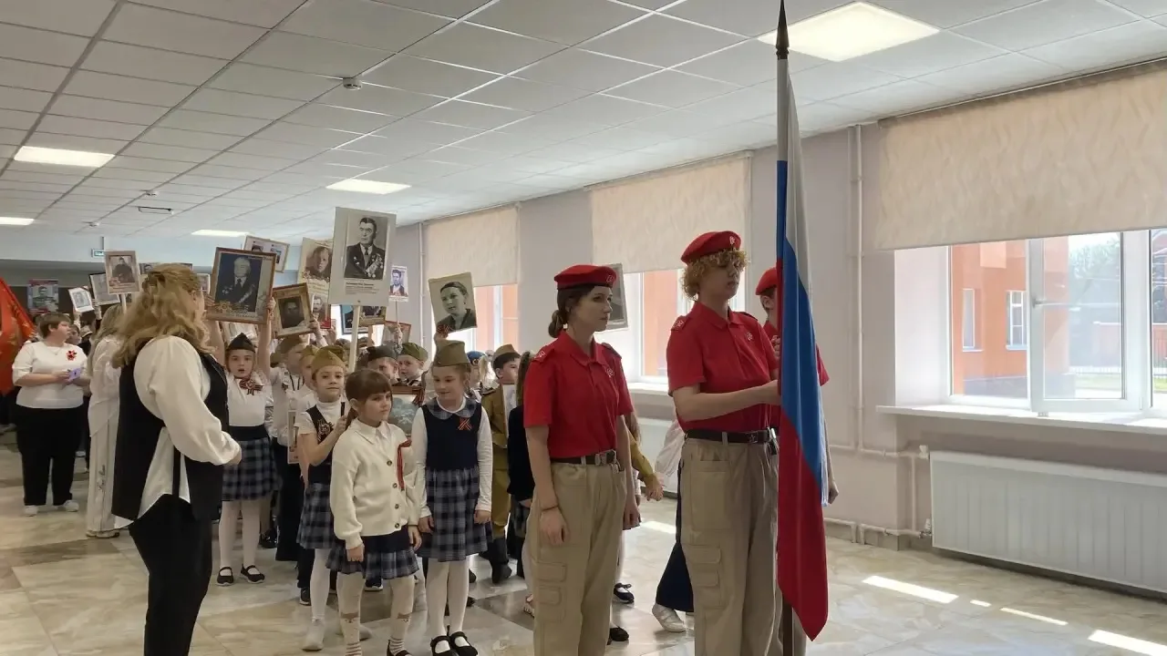 В преддверии Дня Победы в МАОУ «Школа 10» состоялось торжественное шествие «Бессмертного полка». Уче