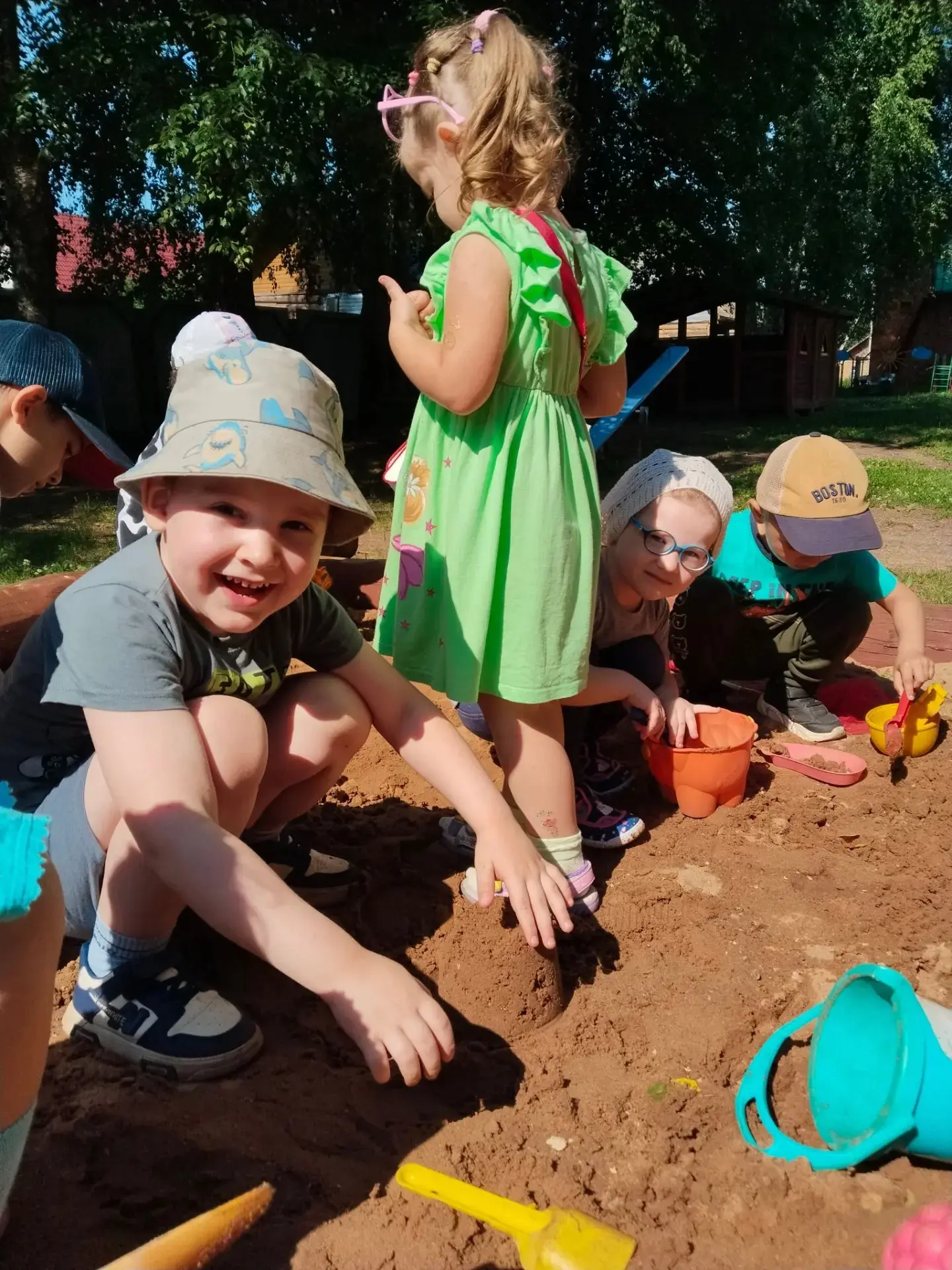 Ура! Сегодня наш день! 🏖️

Мы, песочные архитекторы и кулинары, спешим поздравить всех с Международ