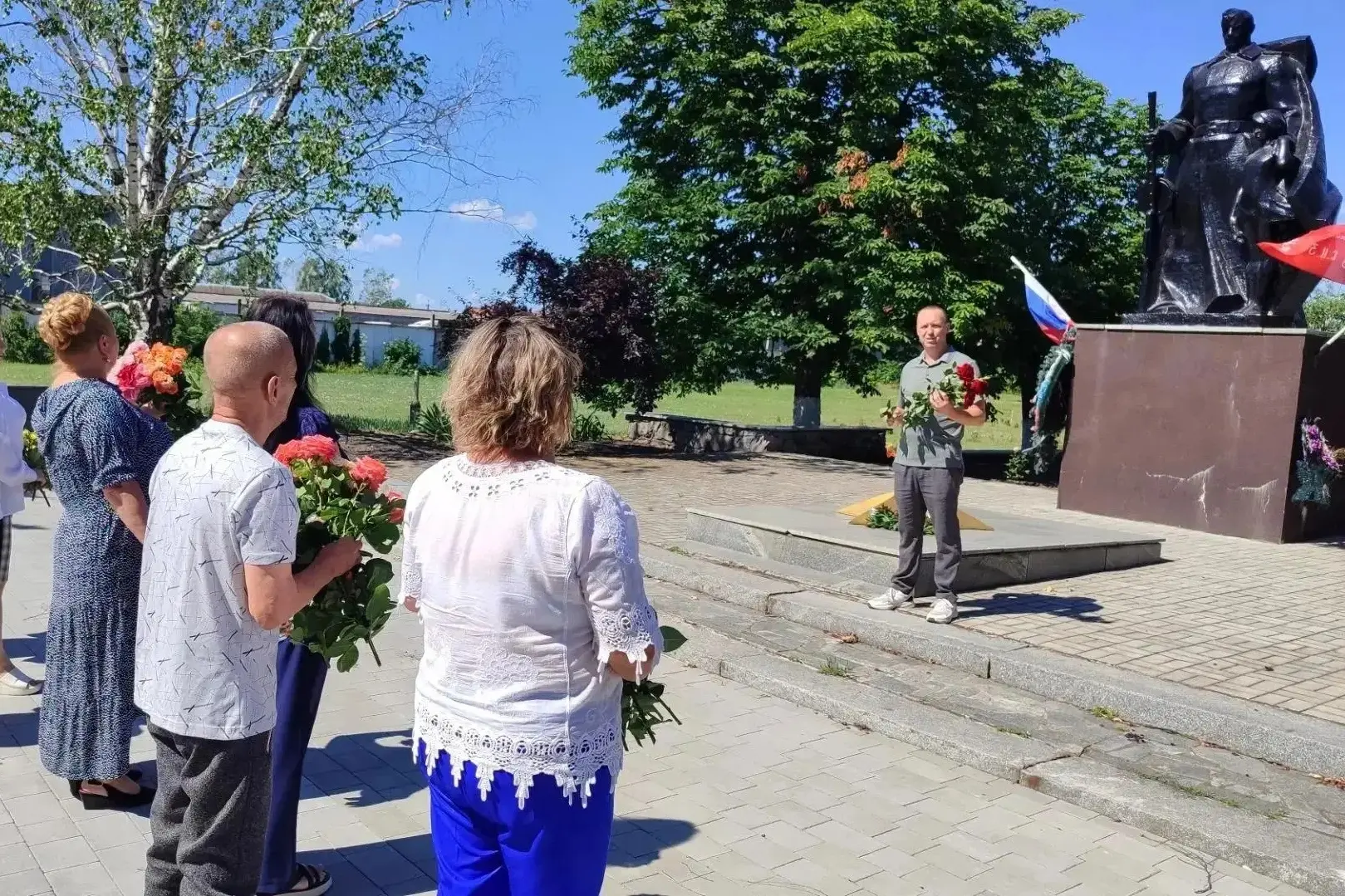 В селе Плодородном прошёл митинг в День памяти и скорби

У мемориала собрались сотрудники администра