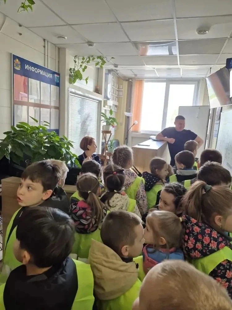 В пятницу 24 апреля воспитанники дошкольного отделения √ 2 группы "Светлячки" побывали на территории