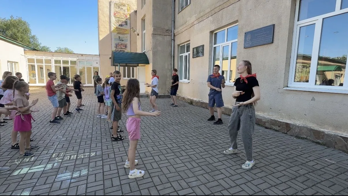 7 ДЕНЬ В ПРИШКОЛЬНОМ ЛАГЕРЕ «СОДРУЖЕСТВО»Первым делом у нас было поднятие флага и испол...