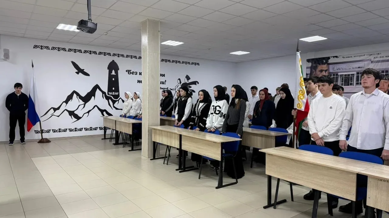Утро понедельника новой учебной недели в колледже традиционно началось с торжественной линейки, цере