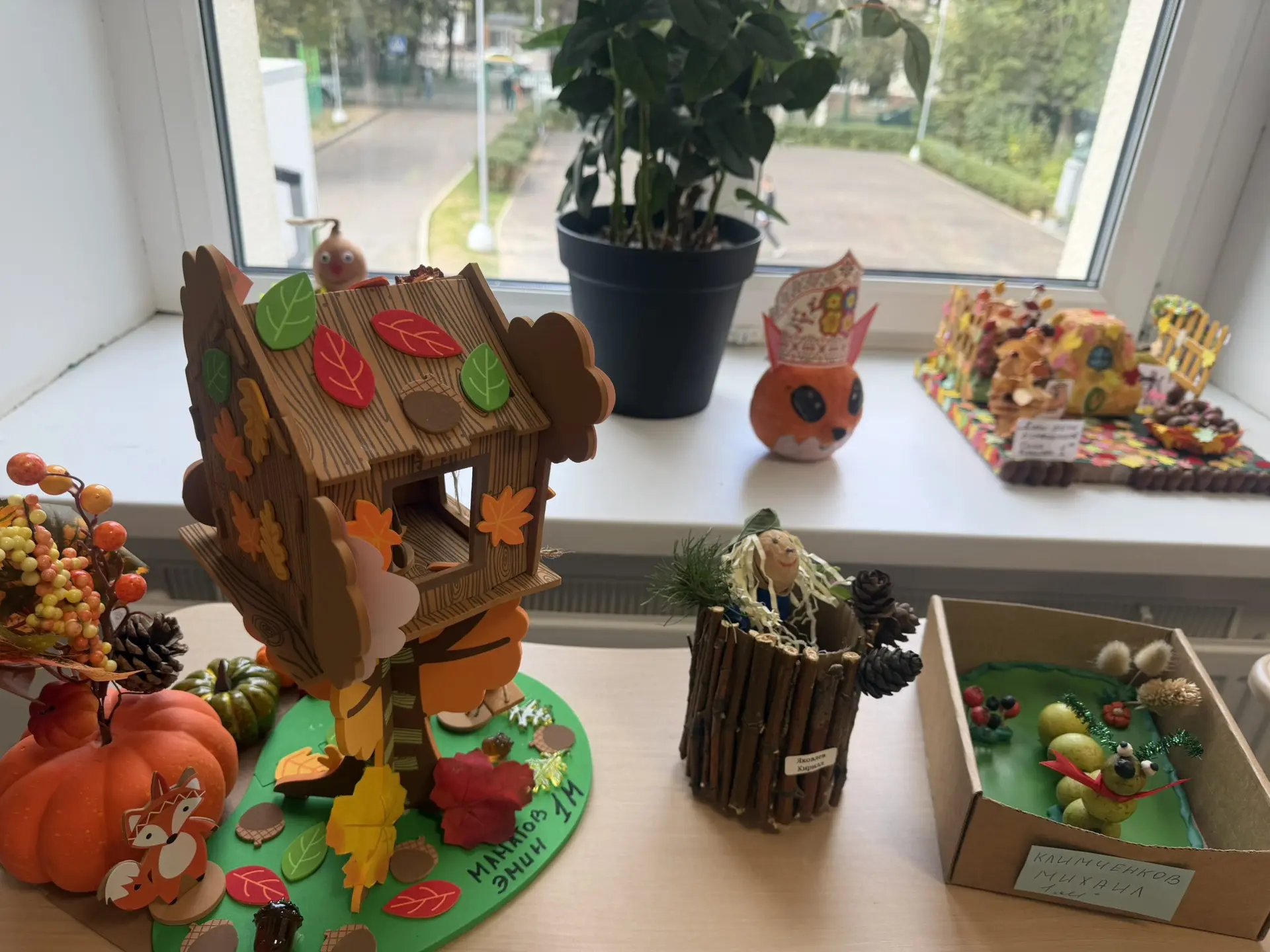 🍂 В нашей школе открылась выставка «Дары осени»!