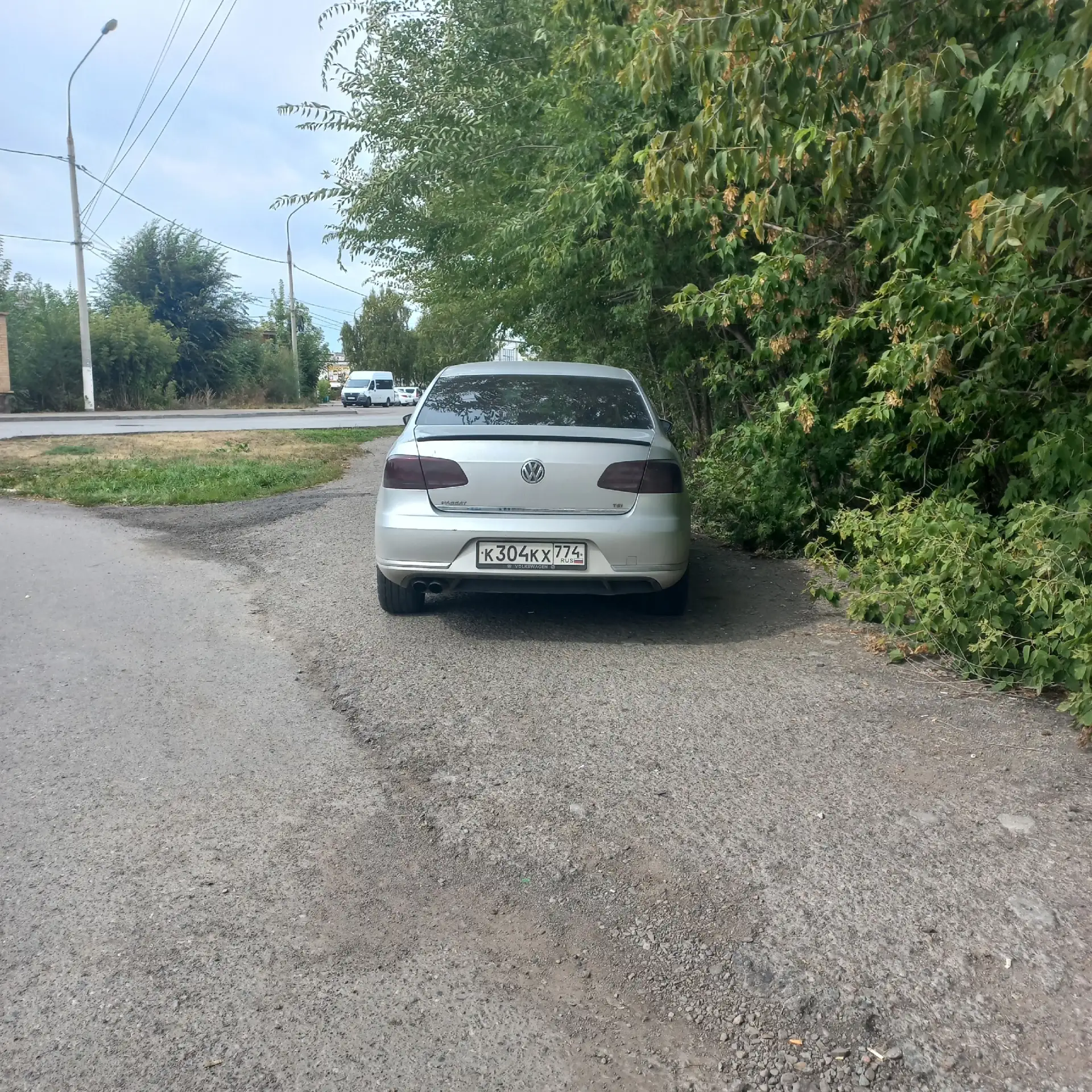 Водитель данного тс, где ваши глаза когда паркуетесь на пешеходном  тротуаре???