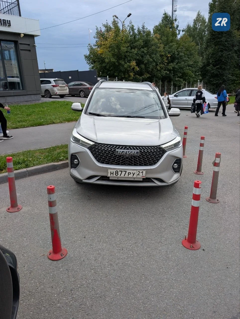 🚗 Водитель Haval заехал на газон через тротуар на Калинина