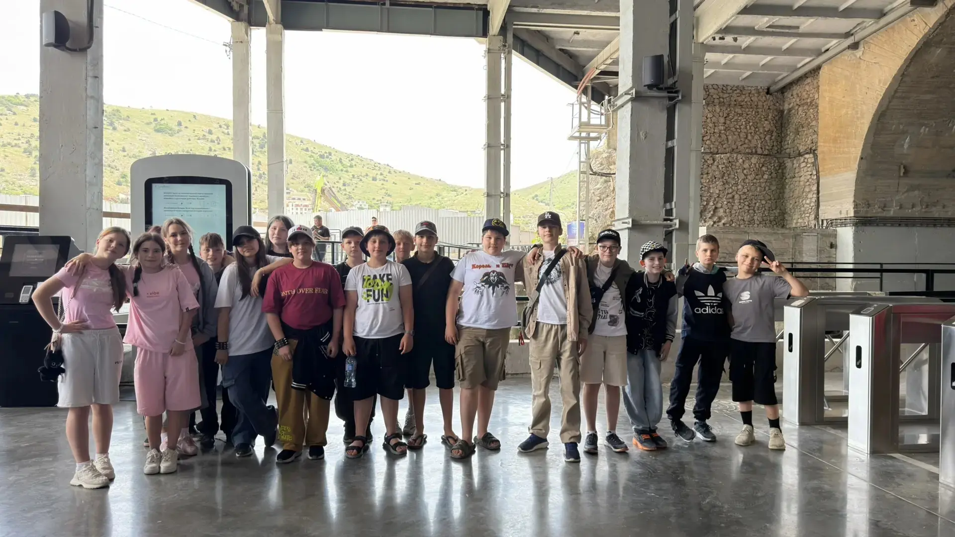 ·      🚍 Ура, Каникулы!   🌞  В преддверии долгожданных летних каникул ,ученики 5-Г класса МБОУ г. Ке