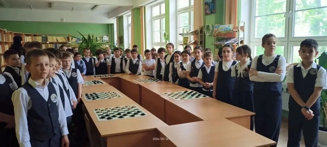 📢 Шашечный батл  В школе прошёл турнир по шашкам между 3" А" и 3" В"классами. Азарт, логика и воля к