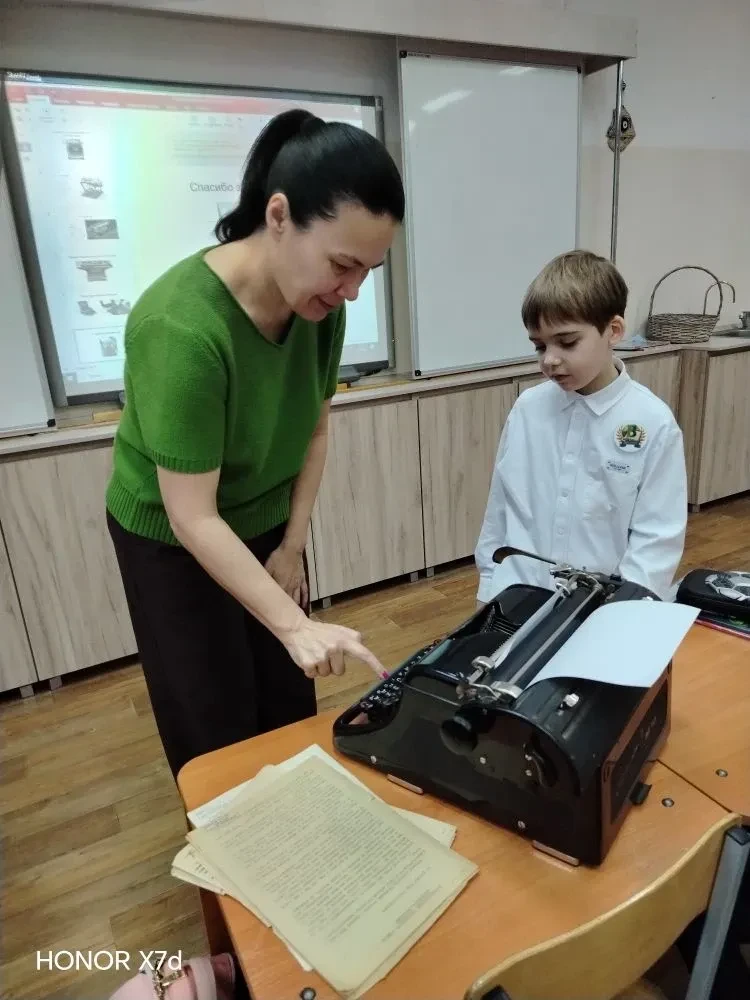 💬 Печатная машинка: прошлое и настоящее  Первоклассник Дима Фатеев, частый гость школьного музея, вы