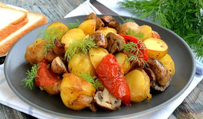 Картошечка с грибами и томатами
