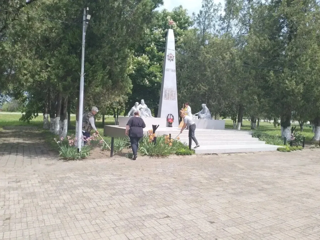 «Творение весны и труда»: в Ахтарском прошел субботник  Сотрудники СДК поселка  Ахтарского организов
