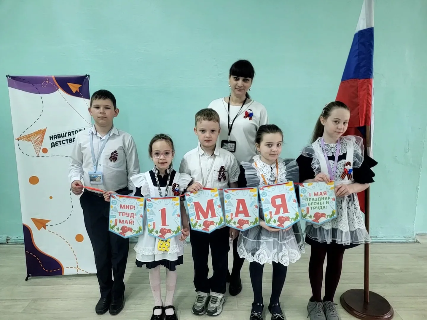 🇷🇺 Начинаем понедельник традиционно с общешкольной линейки.  После торжественного выноса флага Росси