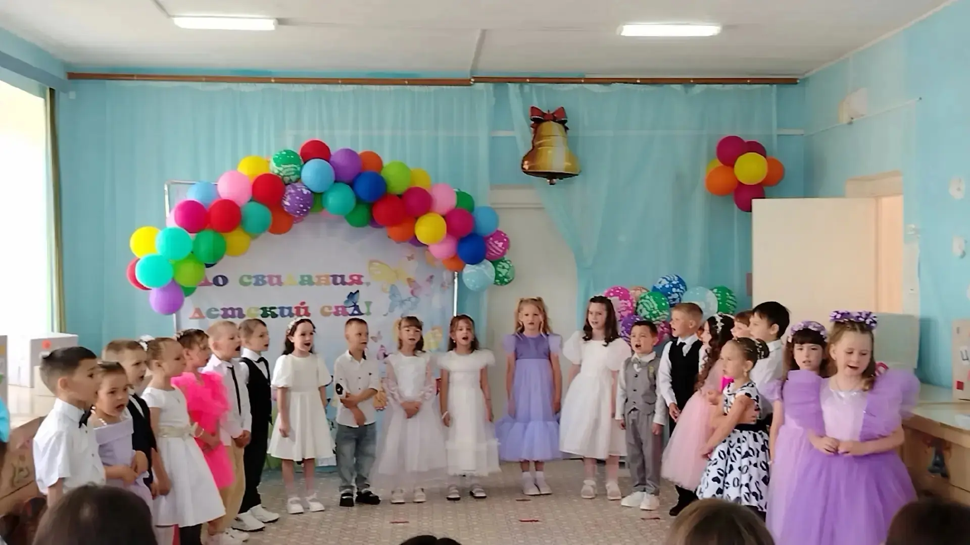 В детском саду «Светлячок» прошёл трогательный праздник для подготовительной группы. Вс...