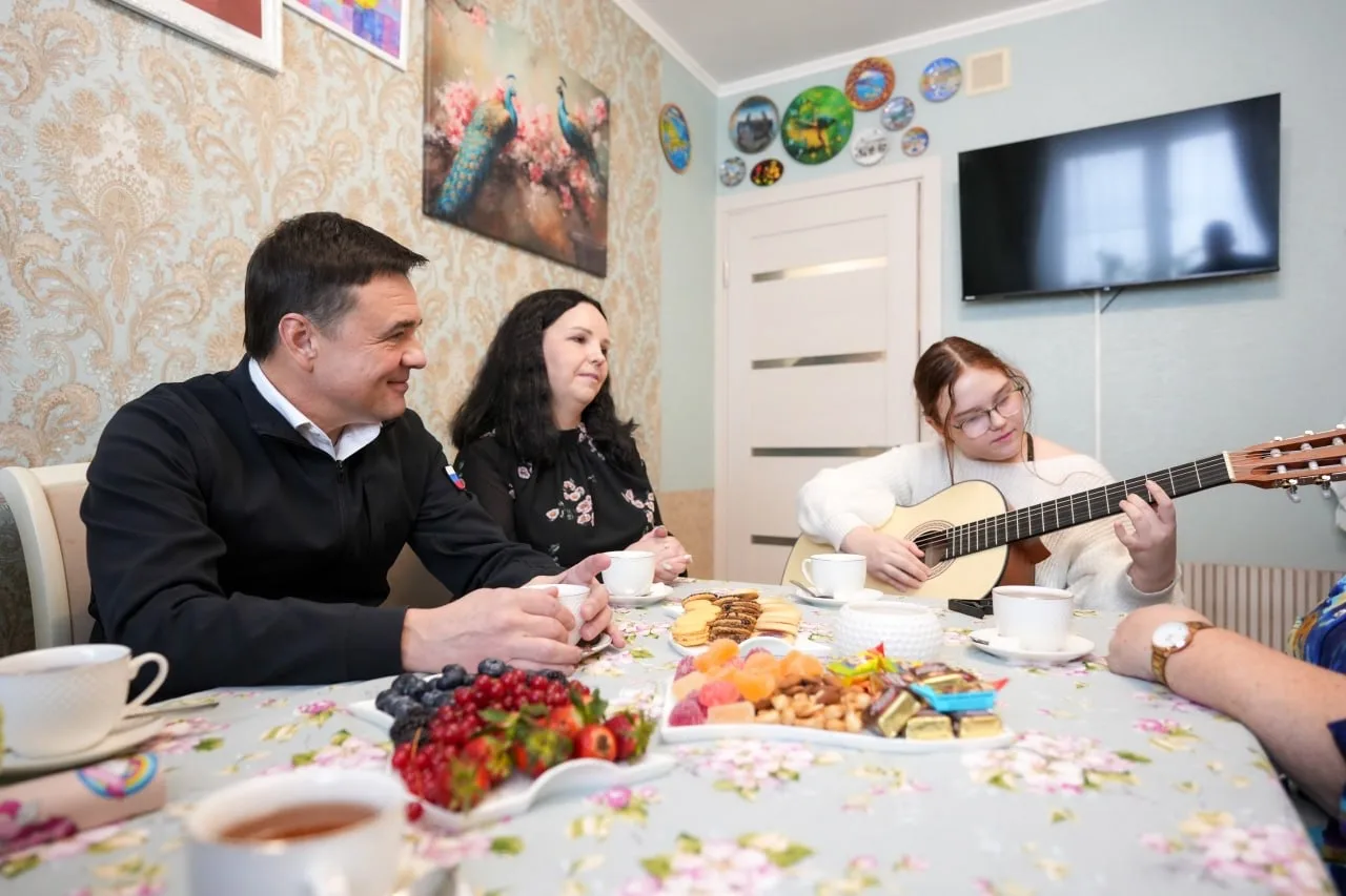 🌸Поздравил с 8 марта семью нашего героя, кавалера Ордена Мужества Олега Шорикова — супругу Ирину и д