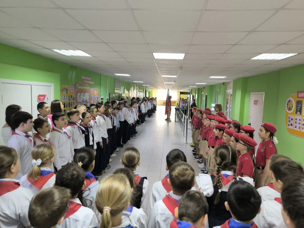 На этой неделе чести вынести флаг удостоилась юнармейцы 11в класса.  На традиционном построении учащ