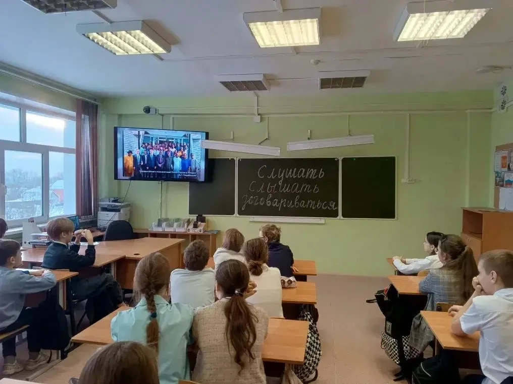 9 февраля 2026 года в МОУ СОШ имени Д. И. Зернова прошла линейка и торжественная церемония поднятия 