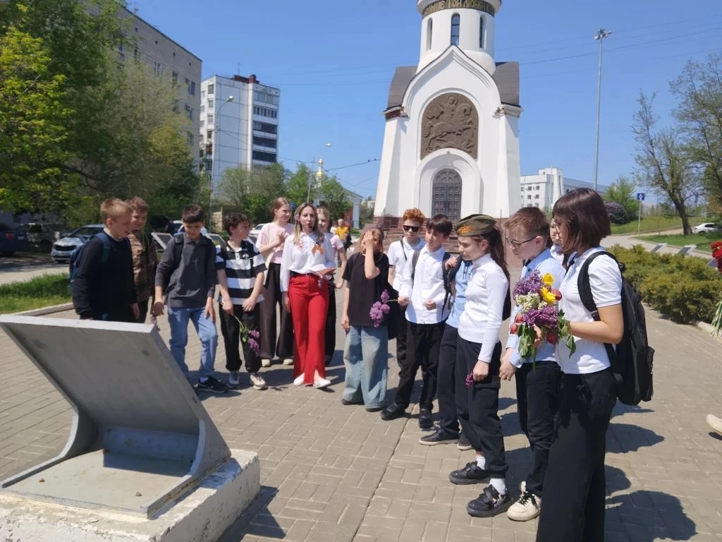 🌷 5Д класс на Аллее Славы: память, уважение и новые знания  Учащиеся 5Д класса  посетили Аллею Славы