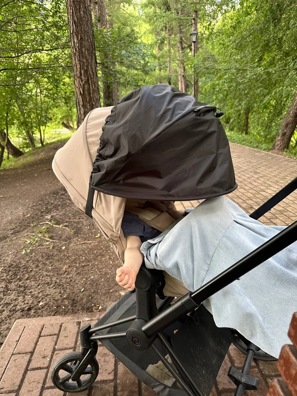 Впервые за год спит в стоячей коляске🥹 Думала такого уже никогда не случится