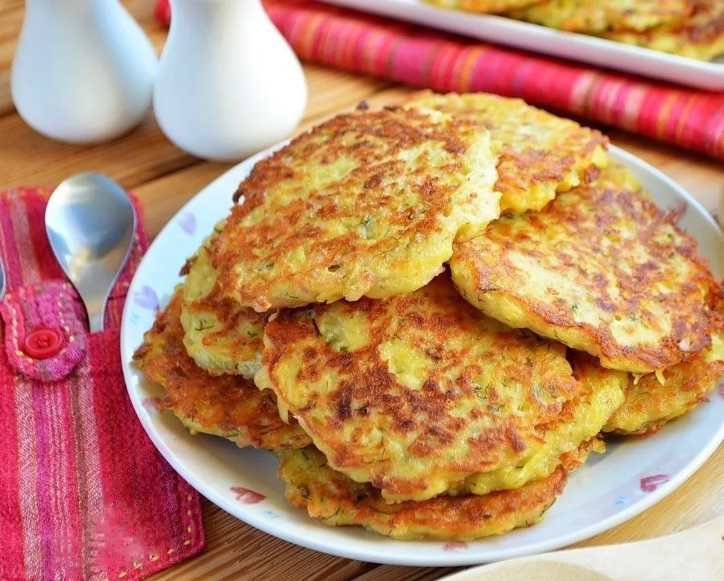 Драники с ветчиной и сыром ✨

Быстро и очень просто! Сохрани 📌

Ингредиенты:

Картофель — 6 шт.
Лук