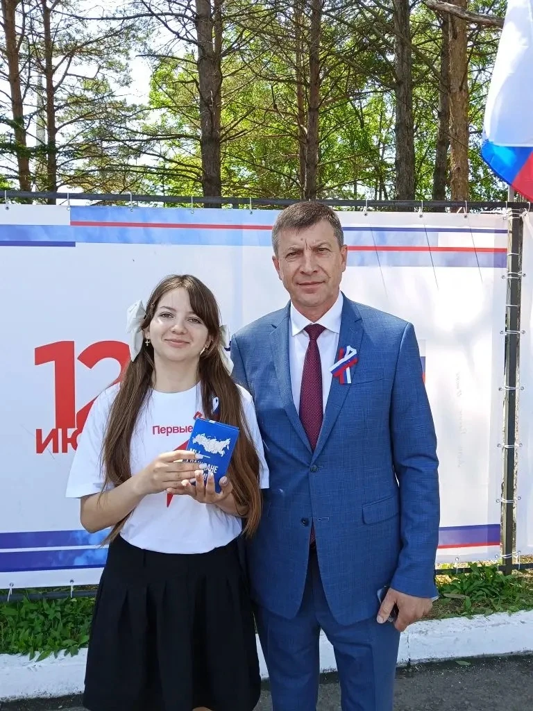 🇷🇺В День России ученица нашей школы получила первый паспорт из рук Главы округа! ✨

Быть гражданин