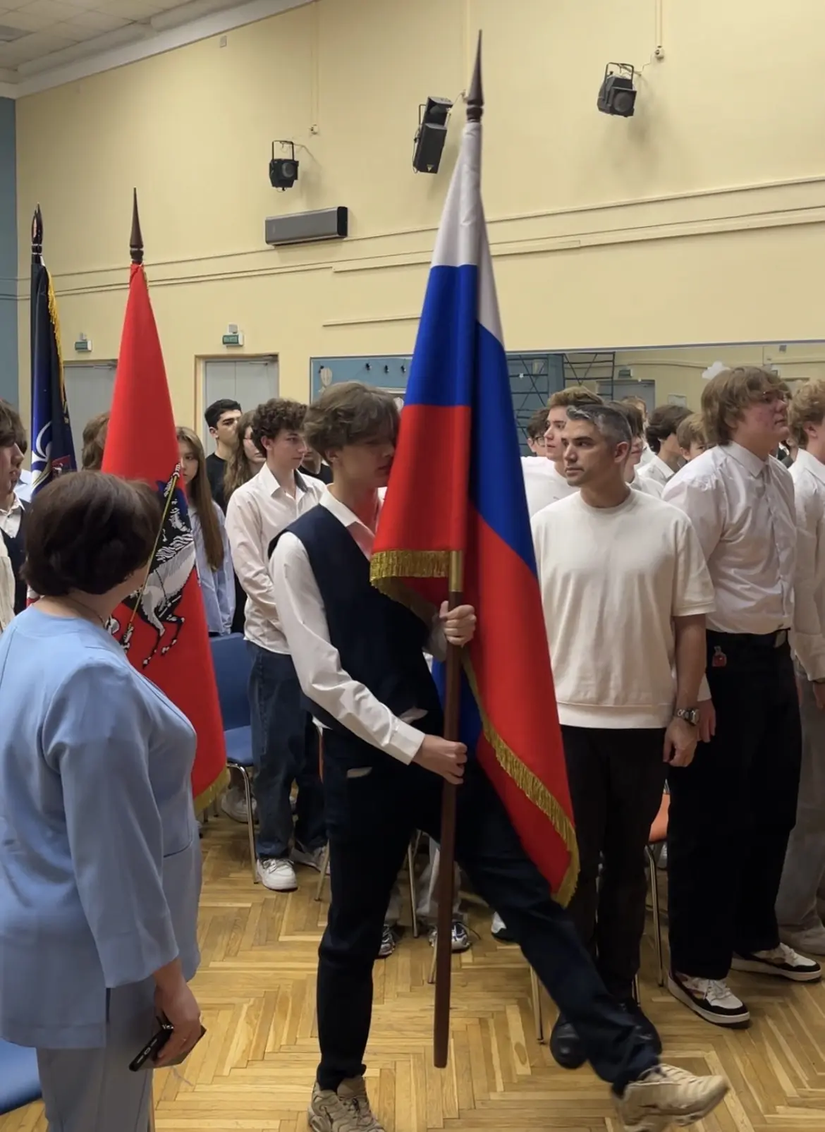 🇷🇺🤍Новую неделю мы начали по традиции с торжественной церемонии поднятия государственного флага Росс