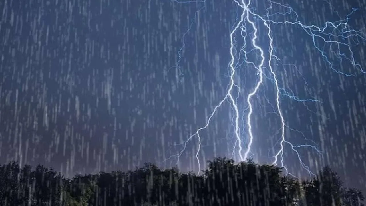 ☔️ По прогнозам синоптиков, в ближайшие сутки по районам республики ожидаются сильные дожди, грозы, 