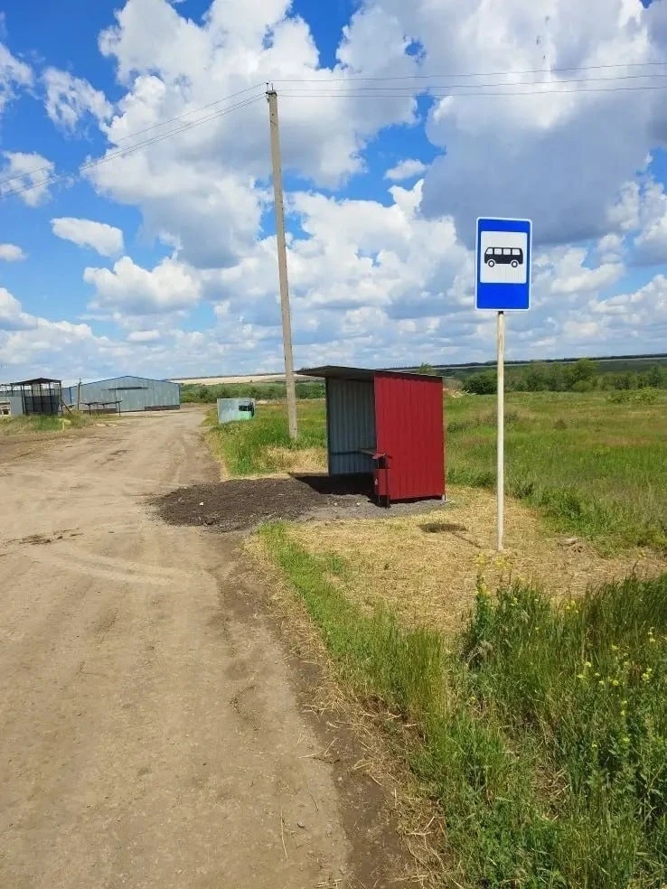 Была осуществлена подсыпка асфальтогранулятом посадочной площадки остановки, расположенной в хуторе 