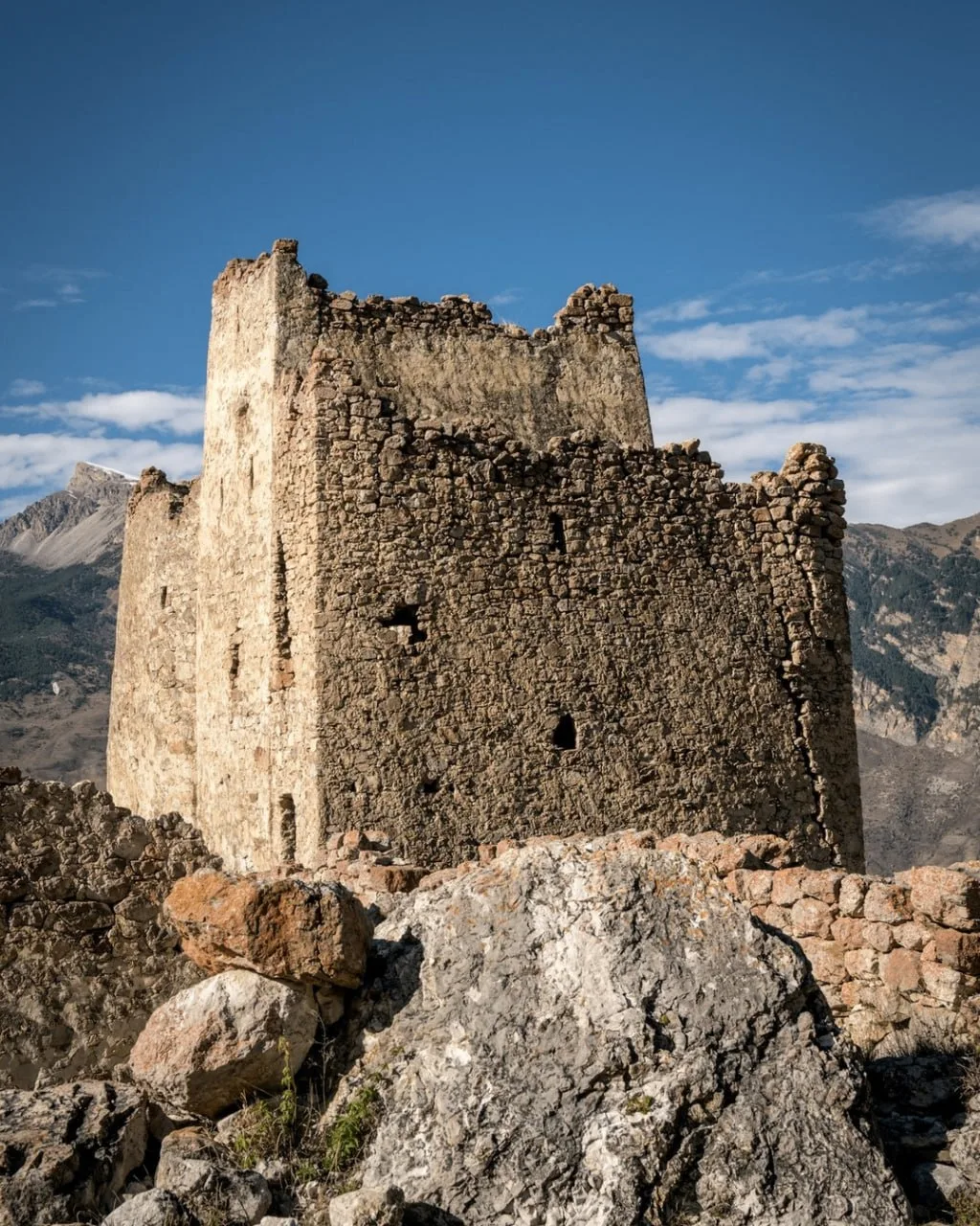 Замок 🏰 Фрегат 
Село 🏘 Ханаз
Ирафский район 
Республика Северная Осетия-Алания
✅     Башня была по
