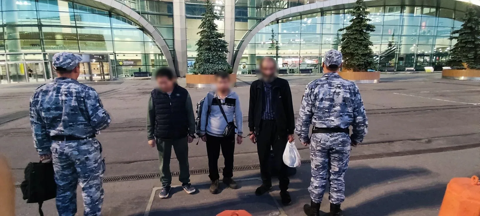 Судебные приставы выдворили иностранных граждан с территории Республики Крым