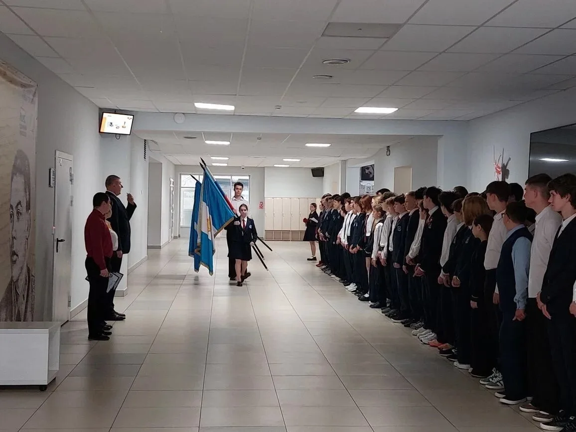 🇷🇺 Учебная неделя в лицее началась с торжественной линейки, посвящённой 81-й годовщине Победы в Вели