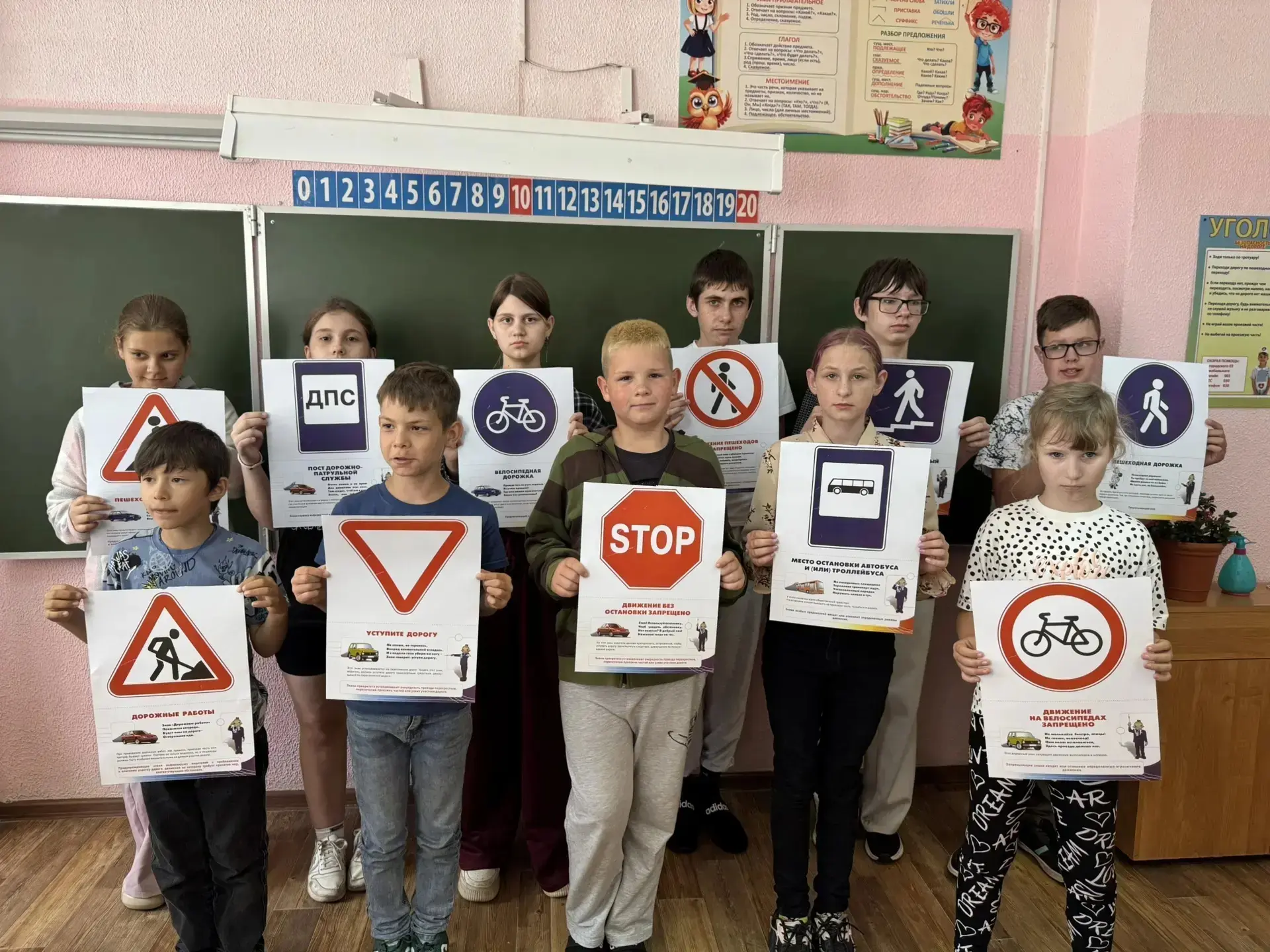 В целях повторения правил безопасности поведения на дорогах, сегодня в школьном лагере "Радуга детст