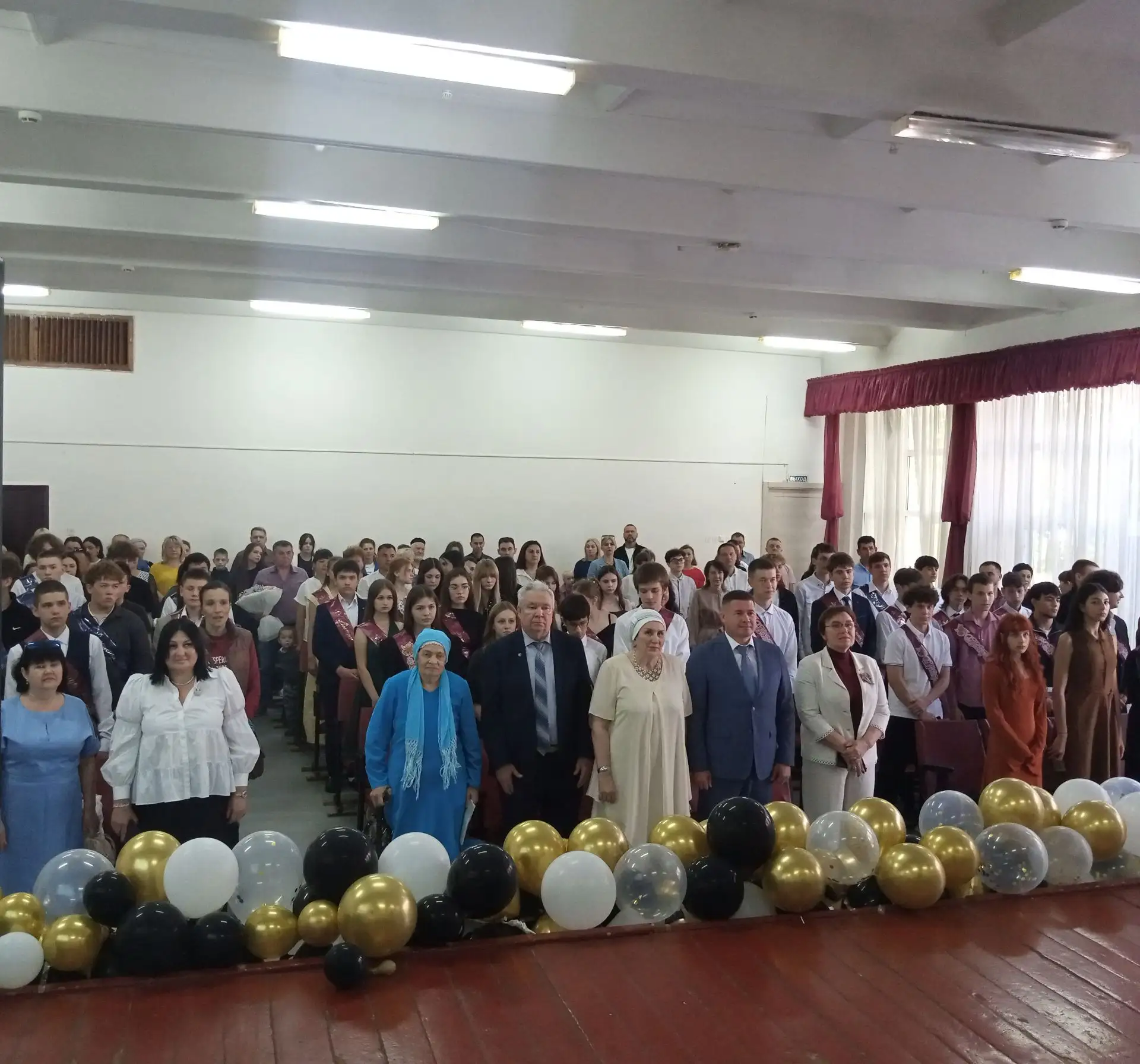📜 Сегодня особенный день! Наши одиннадцатиклассники и девятиклассники получили свои пе...