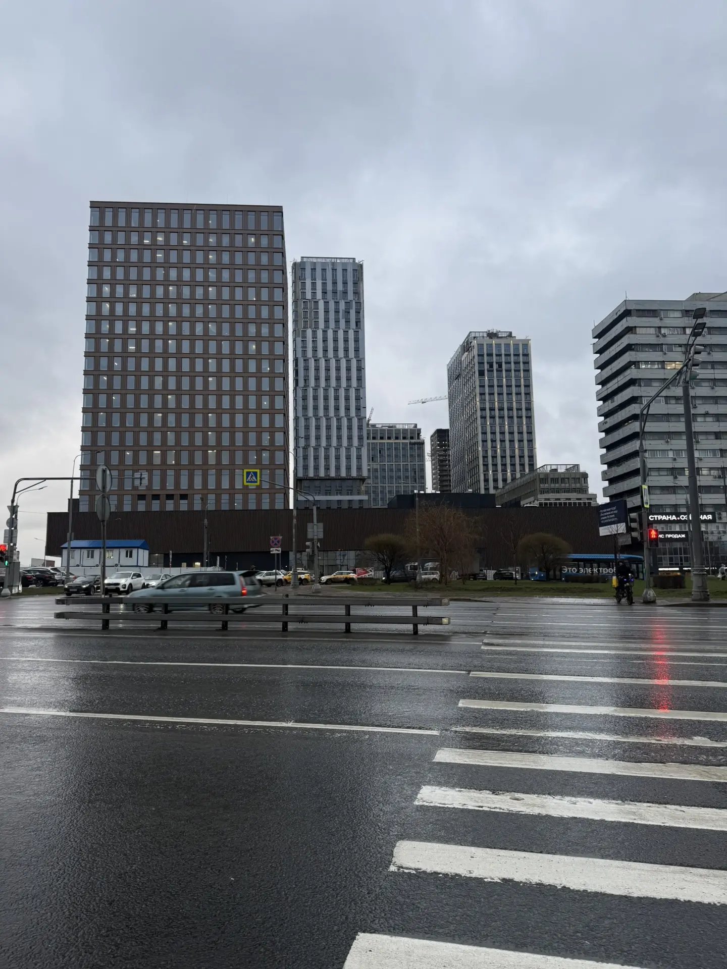 Картина после дождя 🌂🌧️  И коротко о том, насколько быстро в Москве что-либо строят - год назад у эт