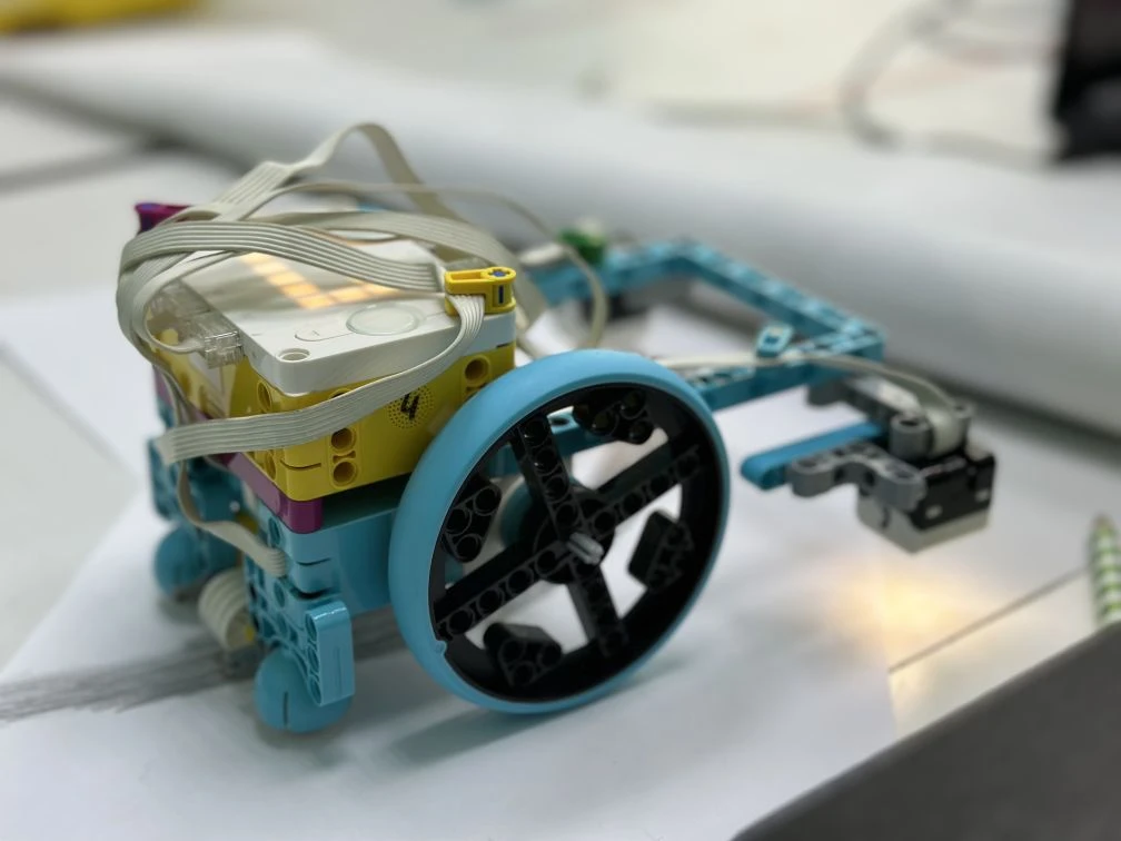 Роботы, схемы и будущее🤖💡  🧩В стенах нашего любимого СЮТа (Станции юных техников) царила атмосфера н