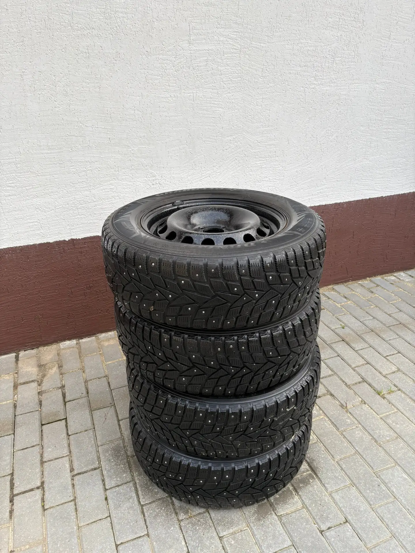 Продам резину в отличном состоянии Dunlop 215/65 R16