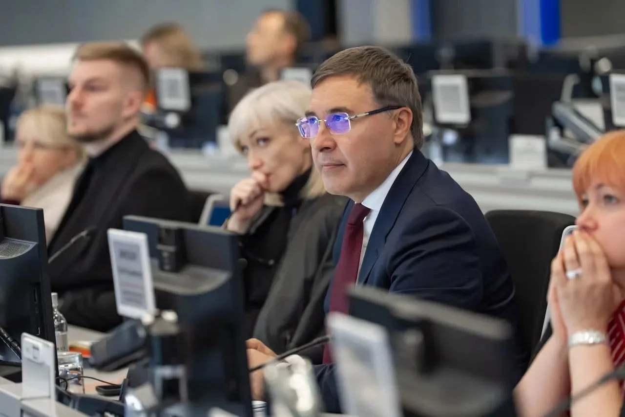 Валерий Фальков совместно с ректорами университетов — участников пилотного проекта подв...