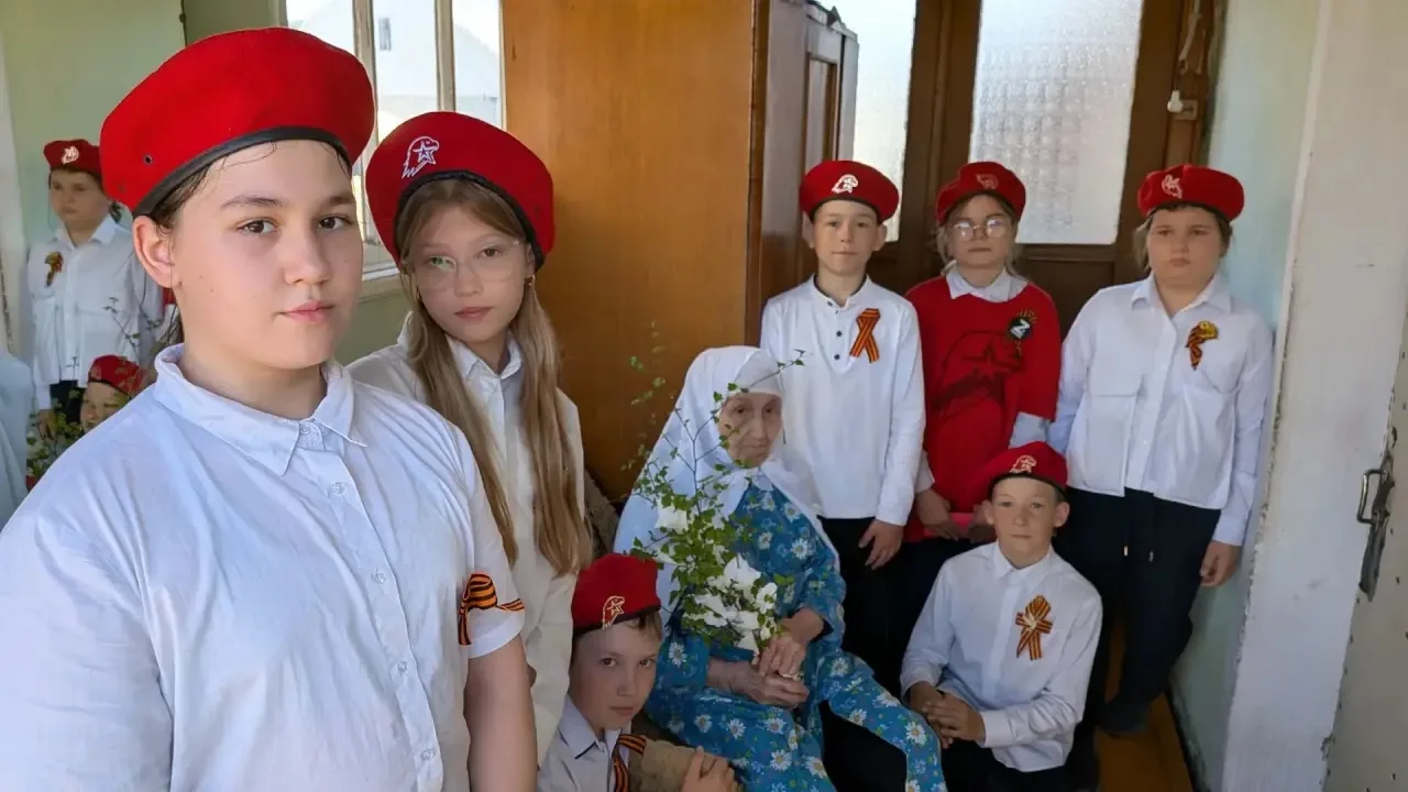 Бүген П.К. Клетнев исемендәге Юнармия отряды тыл хезмәтчәннәрен котлады.  Укучылар Җиңү турында шигы