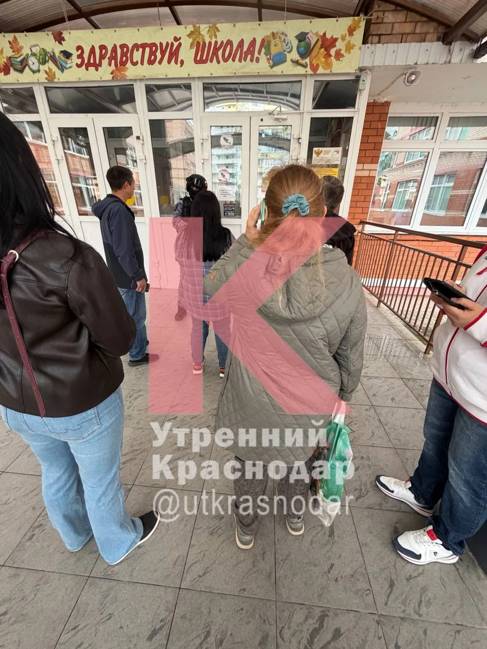 Родители выбили калитку и с боем прорывались в школу 101 в Краснодаре, требуя отдать им...