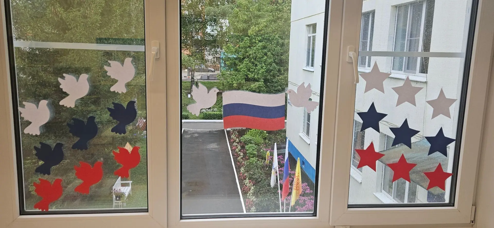 🇷🇺 Воспитанники группы "Солнечный городок" вместе с воспитателем приняли участие в ме...