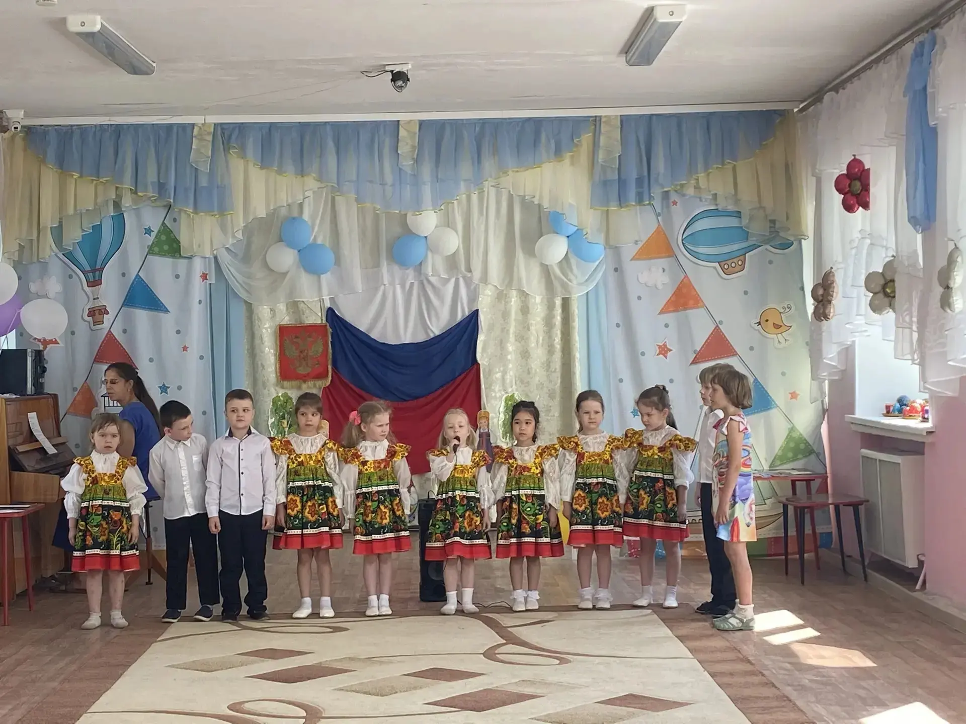 Россия — Родина моя! 🇷🇺

В нашем детском саду отпраздновали День России — было весело и по-настоящ