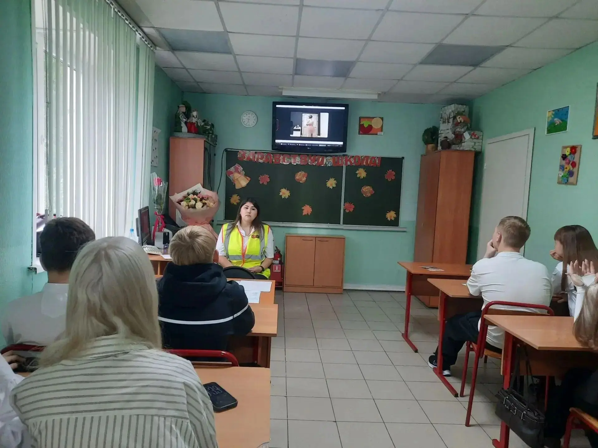 В рамках месячника безопасности «Уступи дорогу поездам» у обучающихся 9-х классов гимна...